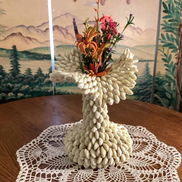 Vintage woven Cowerie sea shell Art vase - Picture 5 of 6
